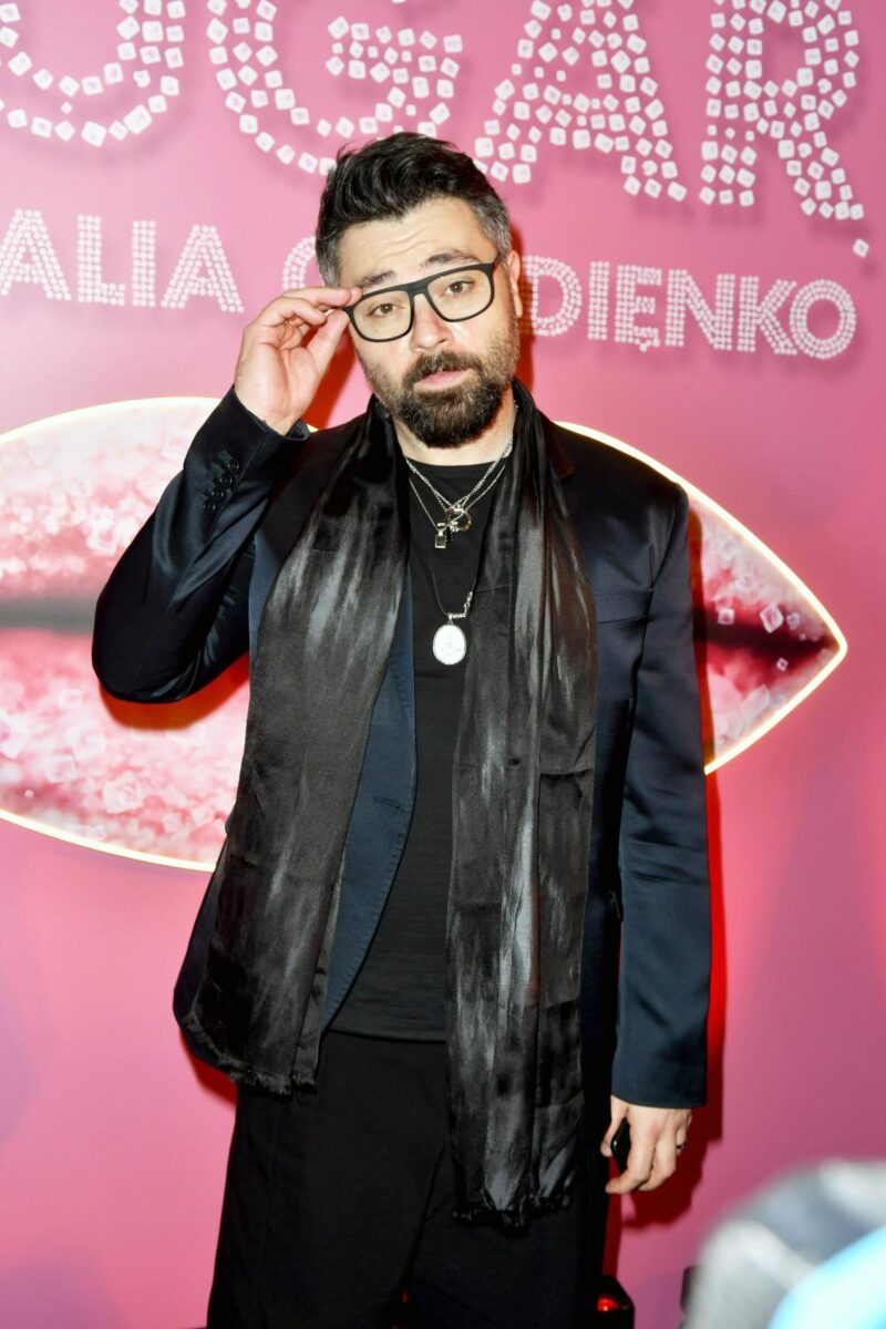 «Вдул с последствиями»: как 45-летний Алексей Чумаков, отец двух дочерей, балансирует между идеальным браком и скандальными шутками о жене