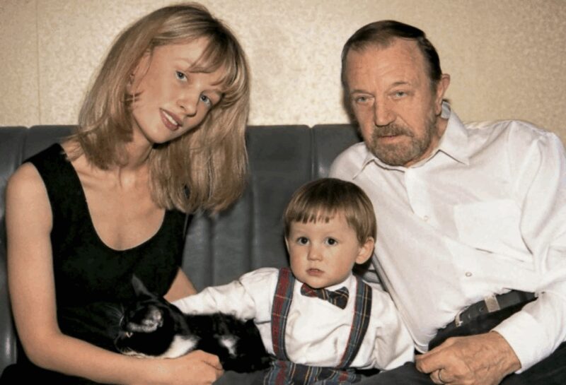 Анатолий Ромашин с молодой женой Юлией и маленьким сыном Дмитрием