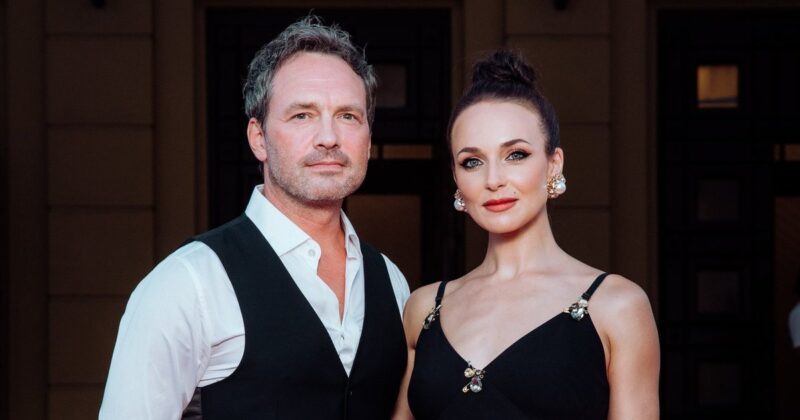 «Он давно врет сам себе!»: 49-летняя звезда родила первенца, а другая ждала 20 лет брака : 10 актрис, которые нашли настоящую любовь и доказали, что счастье не имеет возраста или сценария