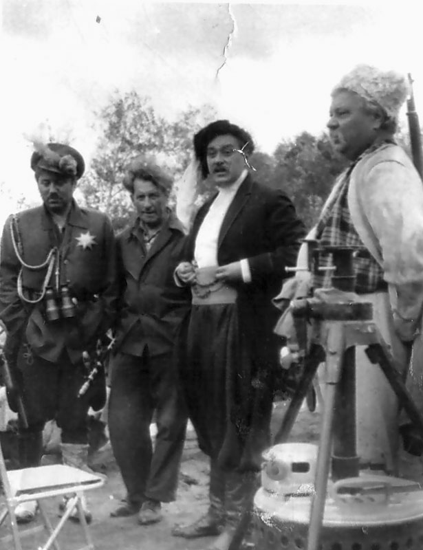 За кулисами легендарной «Свадьбы в Малиновке»: Михаил Водяной на съемочной площадке в 1967 году.