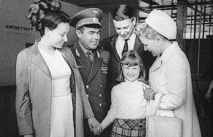 «Жалеть будешь всю жизнь»: дочь министра культуры СССР вышла замуж в 17, но обрела счастье лишь после 30 и умерла в 63