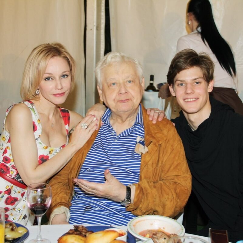 Сын Олега Табакова от первого брака, Антон, смог принять выбор отца, но дочь Александра так и не простила его.