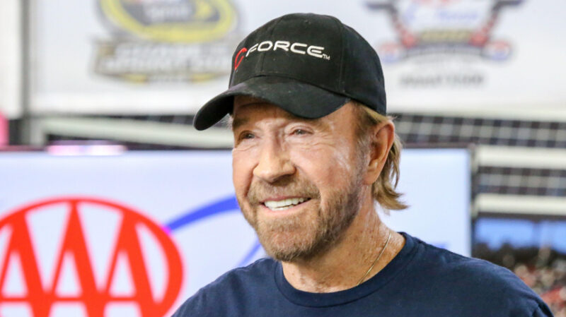 От нищеты к мировой славе : как Чак Норрис в 86 лет «покинул этот мир»