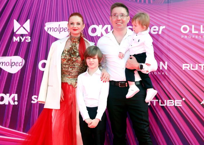 Едва не погибла от голода и пережила предательство: Лена Катина из t.A.T.u. спустя 20 лет «учится быть мамой»