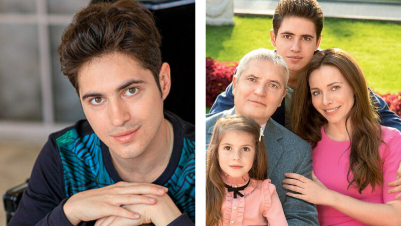 Алексей Абашкин в кругу семьи: с мамой Екатериной Гусевой, отцом и сестрой.