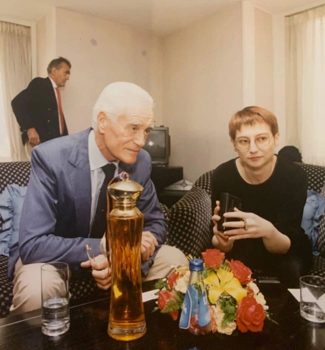 Три года скрывала развод, а потом удивила выбором: Эвелина Хромченко и «слишком громкий» художник в мешковатых джинсах, ставший её счастьем в 55 лет