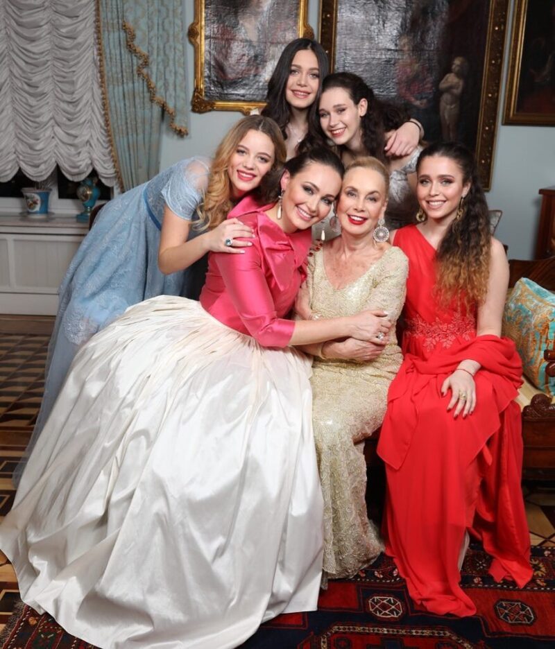 Нелли Кобзон с дочерью Натальей и внучками, продолжающими семейные традиции.