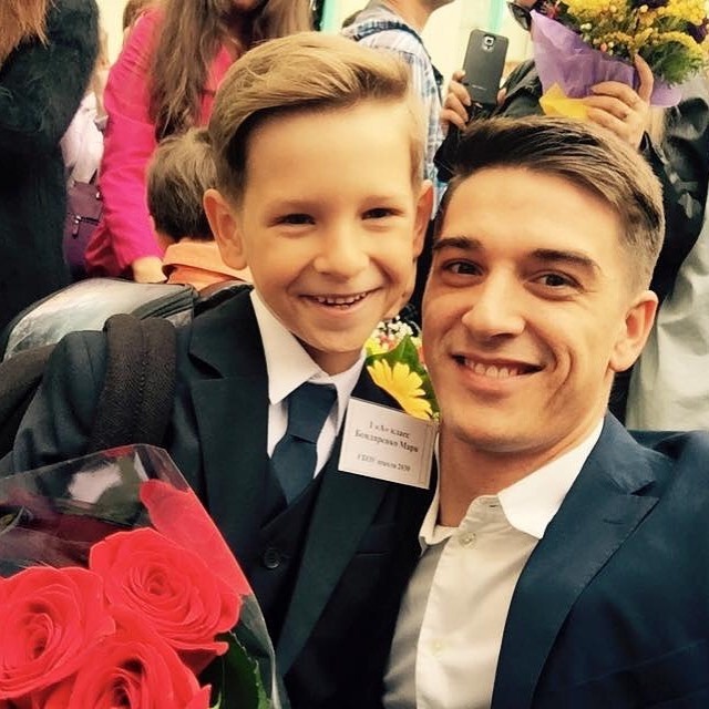 Марк Бондаренко, сын Станислава, демонстрирует свой стиль.