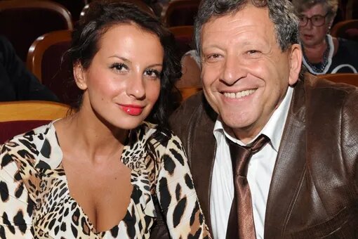 Режиссёр с головой погрузился в отцовство, несмотря на свой возраст.