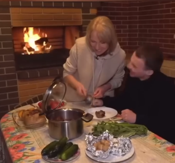 Место для отдыха и барбекю во дворе.