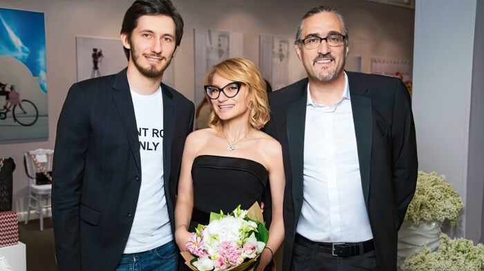 Три года скрывала развод, а потом удивила выбором: Эвелина Хромченко и «слишком громкий» художник в мешковатых джинсах, ставший её счастьем в 55 лет