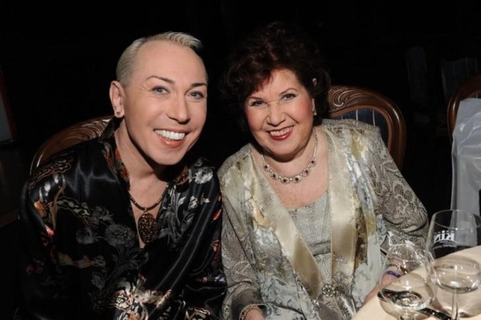 Александр Песков с мамой, которая поддерживает его в трудные времена.