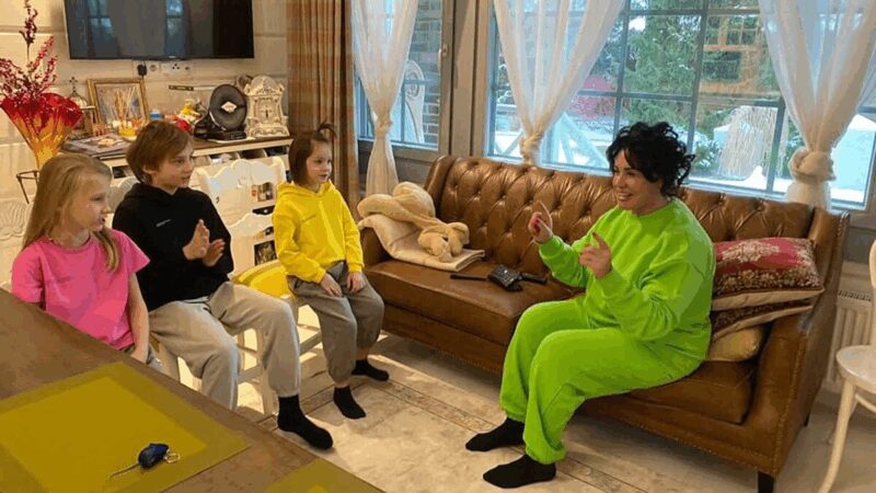 «Моя гордость»: как 49-летний сын-архитектор построил для Надежды Бабкиной два роскошных дома с видом на Кремль и под Звенигородом