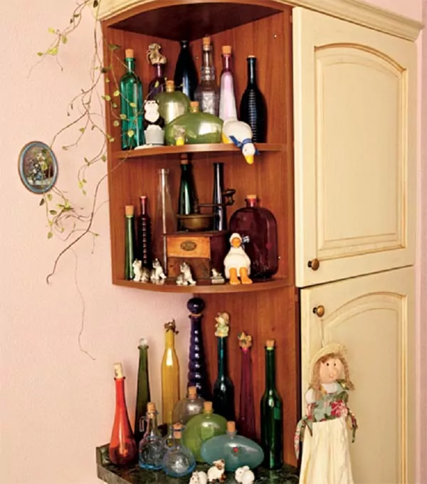 Мягкий велюровый диван в гостевой комнате, обещающий комфортный отдых.