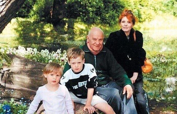 Семейный снимок, отражающий тепло и уют домашнего очага артистки.