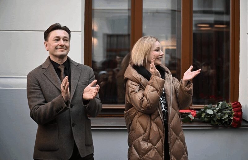 Вдова 82-летнего мэтра шокировала публику на годовщине его смерти: Марина Зудина появилась на могиле Олега Табакова с «дикой улыбкой» и в «бомжовском пуховике»