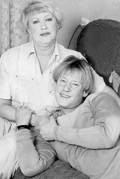 Звезда с синими глазами, чья улыбка скрывала годы отчаяния и борьбы: Дмитрий Харатьян — «Либо я, либо бутылка» — как ультиматум жены изменил жизнь «гардемарина» в 65 лет и почему распалась дружба с Жигуновым.