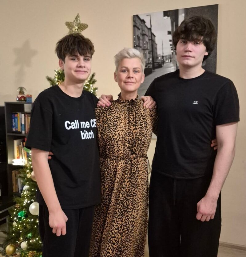 Сильная и независимая женщина, сумевшая справиться с трудностями и воспитать детей.