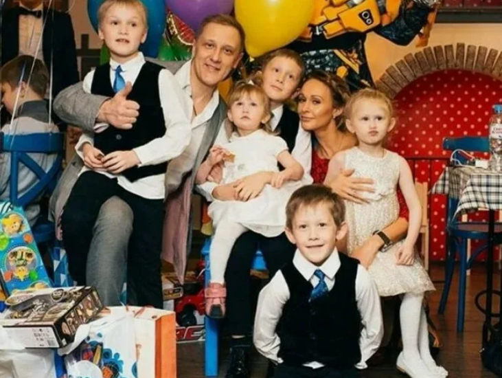 Сергей Горобченко с супругой Полиной и их детьми.