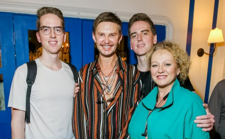 Юра и Володя с мамой Людмилой Тартаровой, которая вырастила их одна.