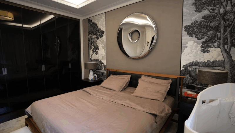 300 пар кроссовок и рояль: Смолов показал семейное гнездо