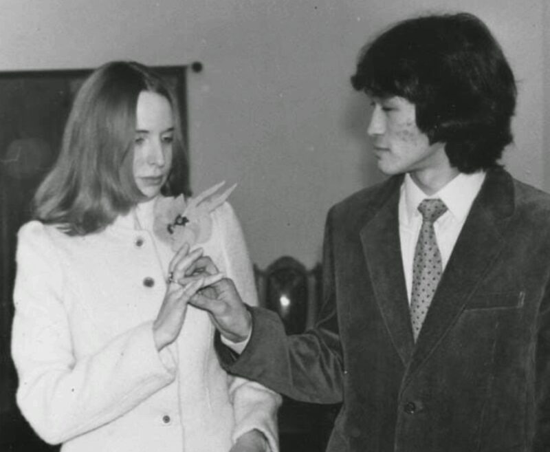 Виктор Цой и Марьяна на свадебной фотографии.