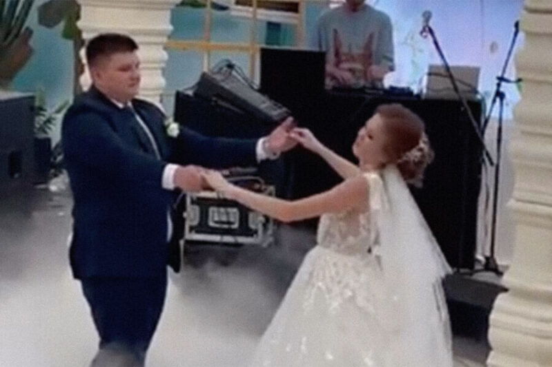 Сын Ольги Картунковой, Александр, со своей супругой.