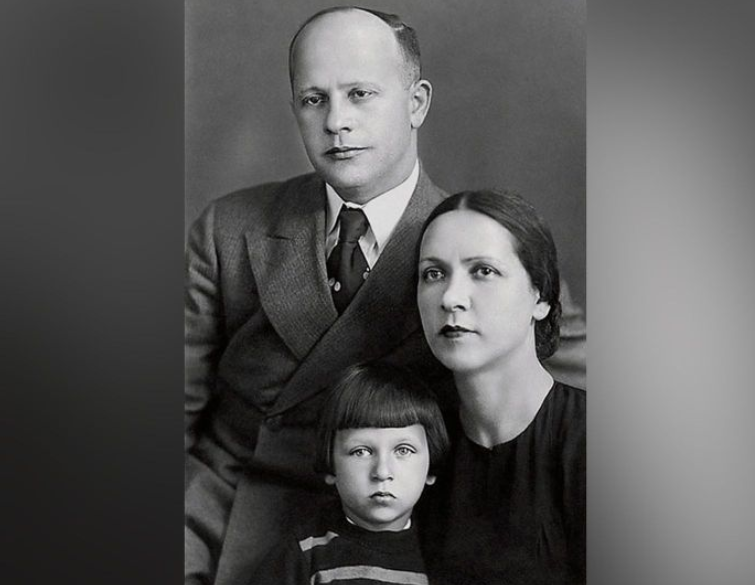 Игорь Кваша в детстве, рядом с родителями.