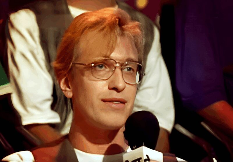 «Я устал быть один»: 55-летний критик потерял 11 миллионов и живёт с мамой