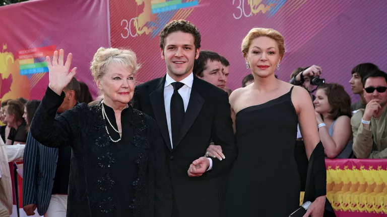 Ирина Скобцева с внуком Константином Крюковым и дочерью Алёной Бондарчук: три поколения актёров.