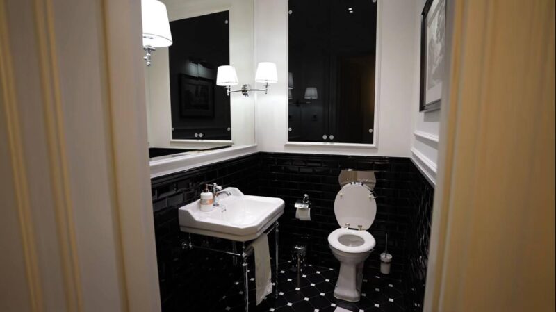 300 пар кроссовок и рояль: Смолов показал семейное гнездо