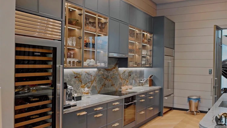 Кухня от российского производителя Maria выполнена в тёмно-серых тонах с премиальной встроенной техникой.