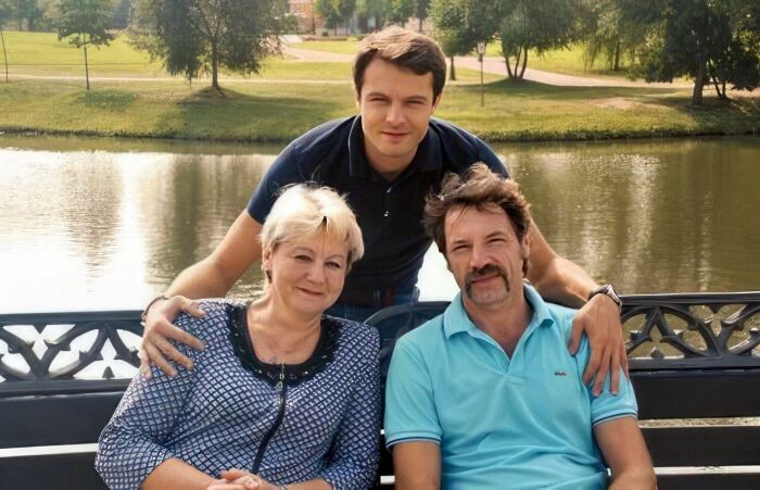 Евгений Пронин с родителями.