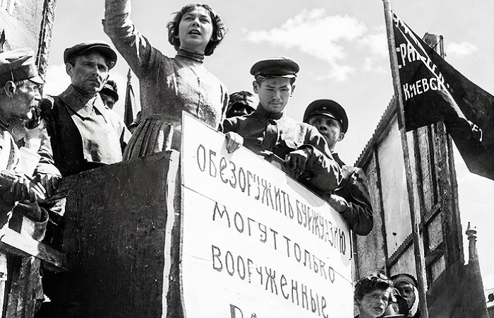 «Эрос в матросском бушлате» и муза феминизма: Как 45-летняя Коллонтай потеряла 28-летнего Дыбенко из-за измен и роковых выстрелов