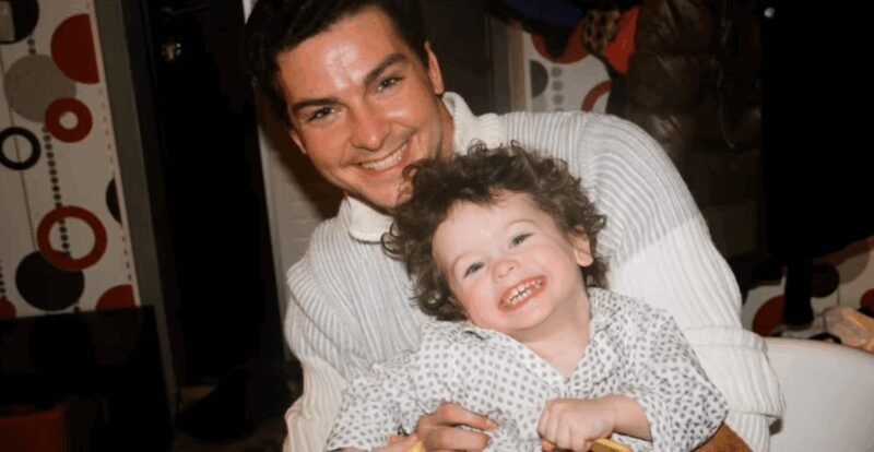 Мария Болтнева с сыновьями, демонстрирующими свои спортивные достижения.