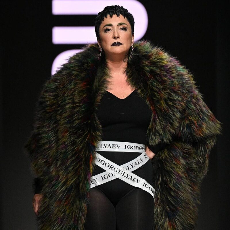 Несмотря на жизненные испытания, артистка продолжает радовать поклонников своим творчеством.