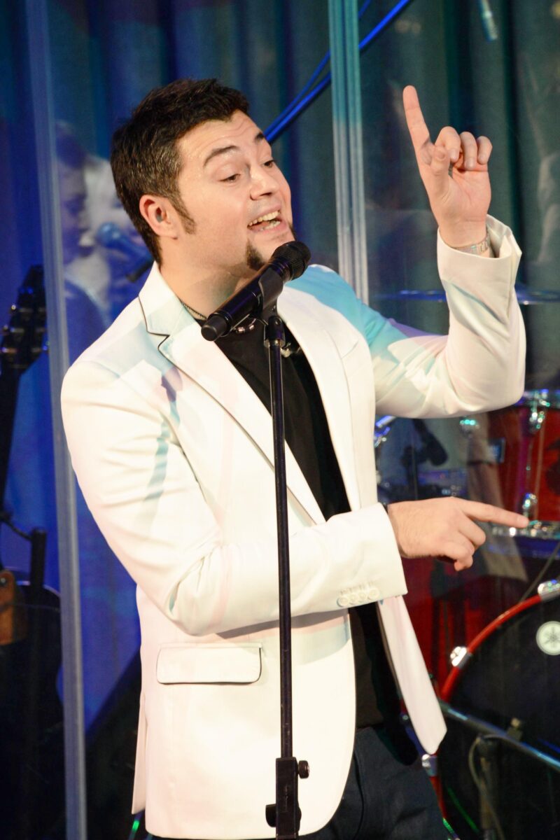 «Вдул с последствиями»: как 45-летний Алексей Чумаков, отец двух дочерей, балансирует между идеальным браком и скандальными шутками о жене