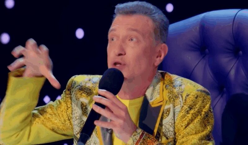 «Я устал быть один»: 55-летний критик потерял 11 миллионов и живёт с мамой