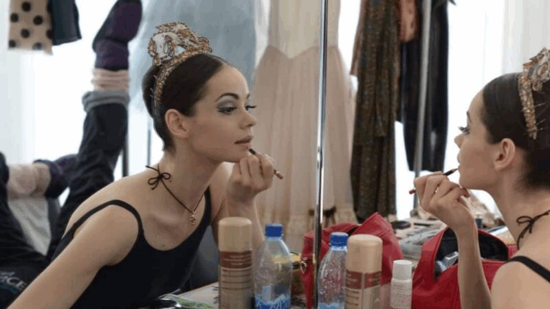 Анастасия Колегова сохранила преданность балету и продолжает выступать, расширяя свой репертуар.