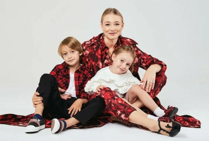 Оксана Акиньшина с детьми, Константином и Эмми.