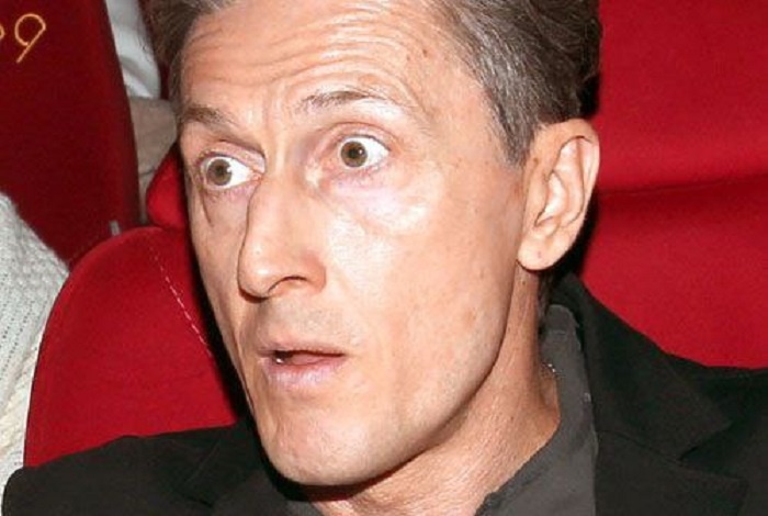 Александр Чистяков на премьере фильма, его выражение лица вызвало вопросы.