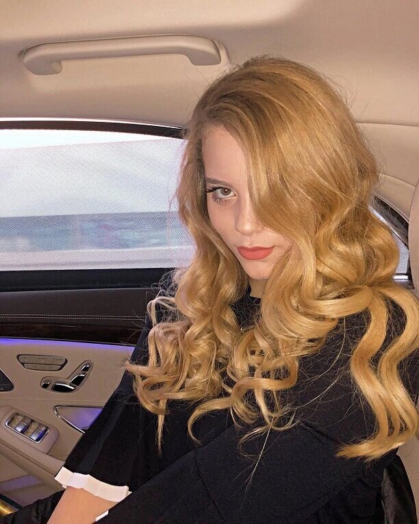 Анита Кобзон, внучка Иосифа Давыдовича, увлекается музыкой и юриспруденцией.