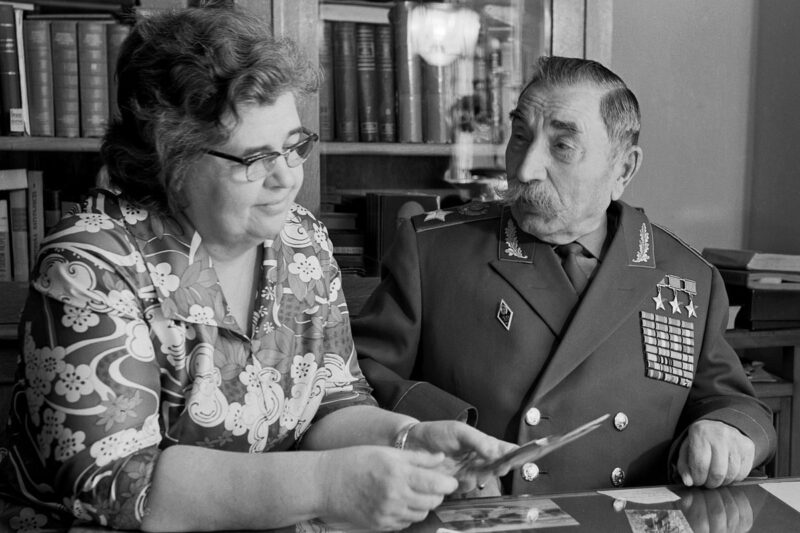 Маленькая Нина, любимица отца, на его руках.