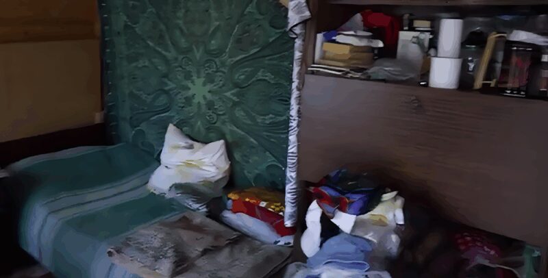 «Я устал быть один»: 55-летний критик потерял 11 миллионов и живёт с мамой