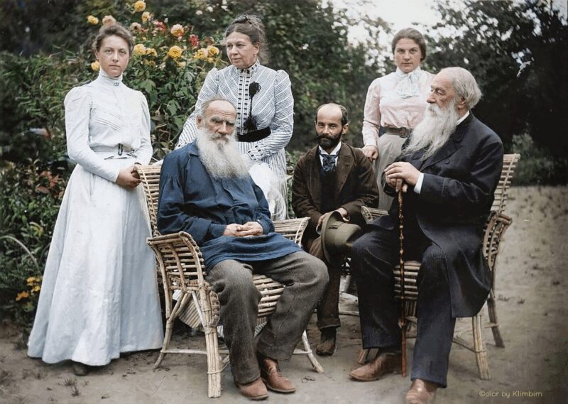 Софья Андреевна и Лев Николаевич в окружении близких в Ясной Поляне, 1900 год.