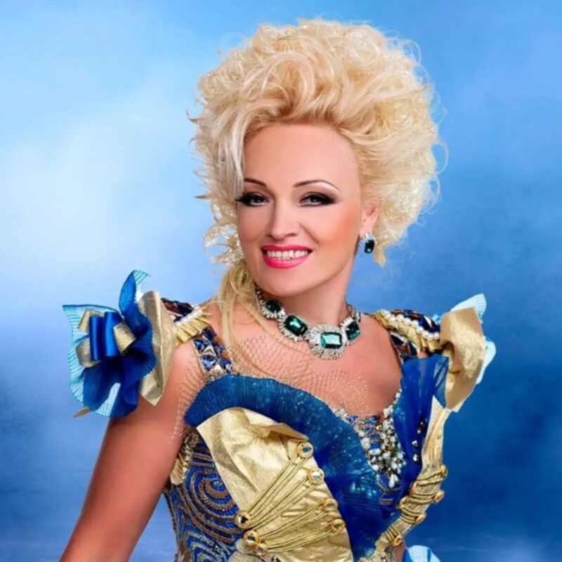 Надежда Кадышева и «Золотое кольцо» на сцене, исполняющие народные песни.