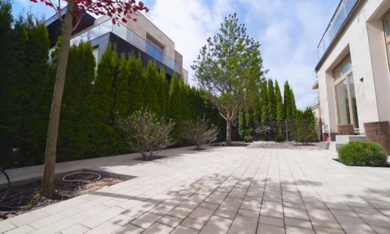 «Не воплощение тщеславия, а смысла»: Как 72-летняя Татьяна Веденеева построила уникальный замок в Подмосковье, где живет одна