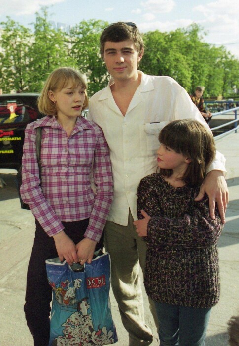 Оксана Акиньшина, Сергей Бодров и Екатерина Горина во время съёмок фильма «Сёстры».