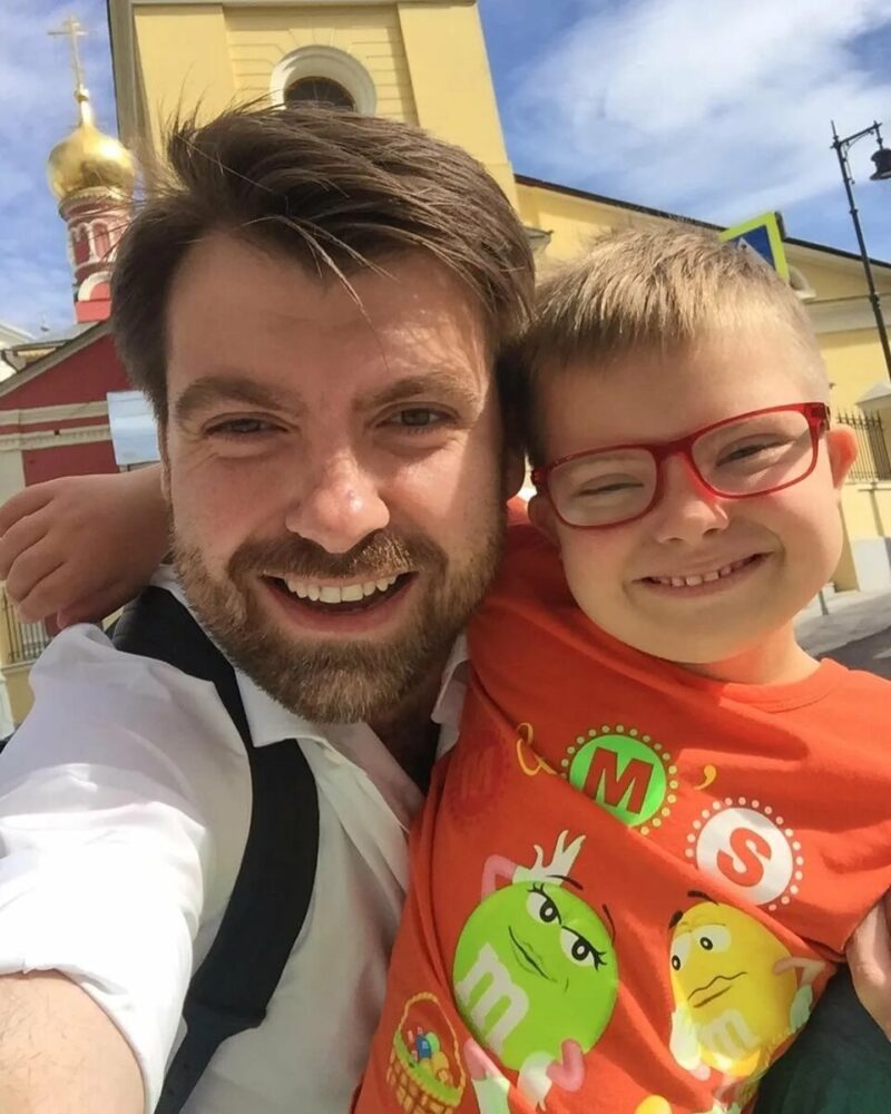 Семён, сын Эвелины и Александра, окруженный заботой.