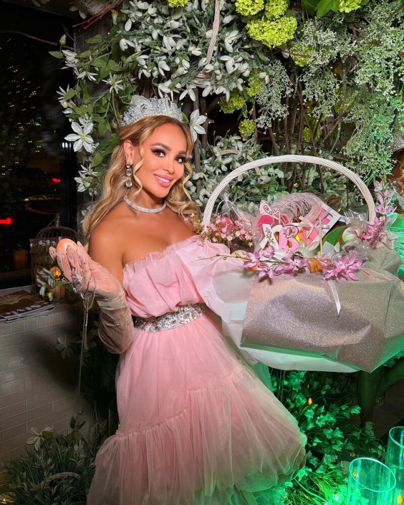 Анна Калашникова продолжает активно участвовать в светской жизни и радовать поклонников новыми образами.